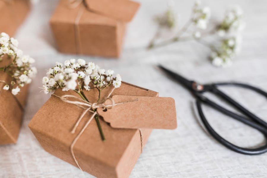Cadeau emballé de fleurs séchées