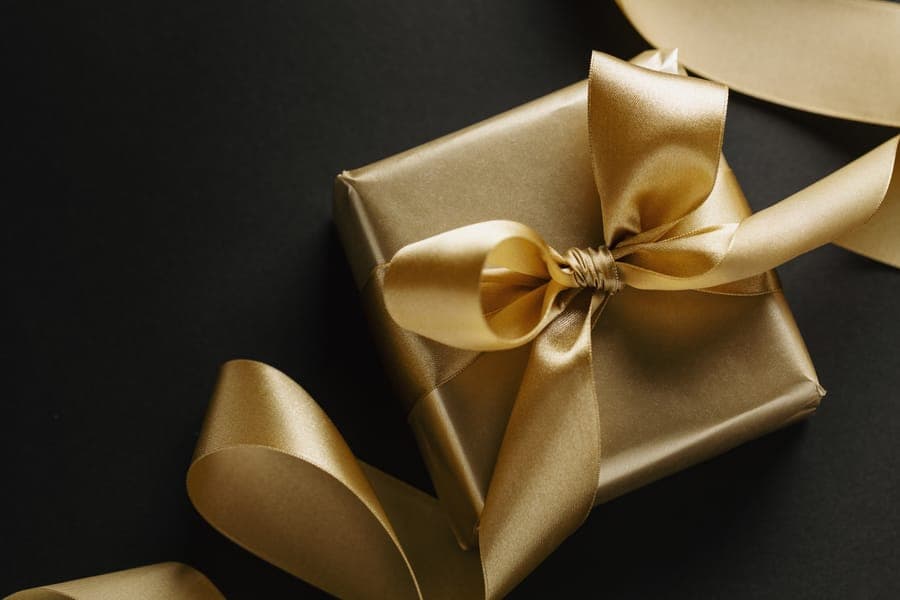 Cadeau emballé de ruban doré
