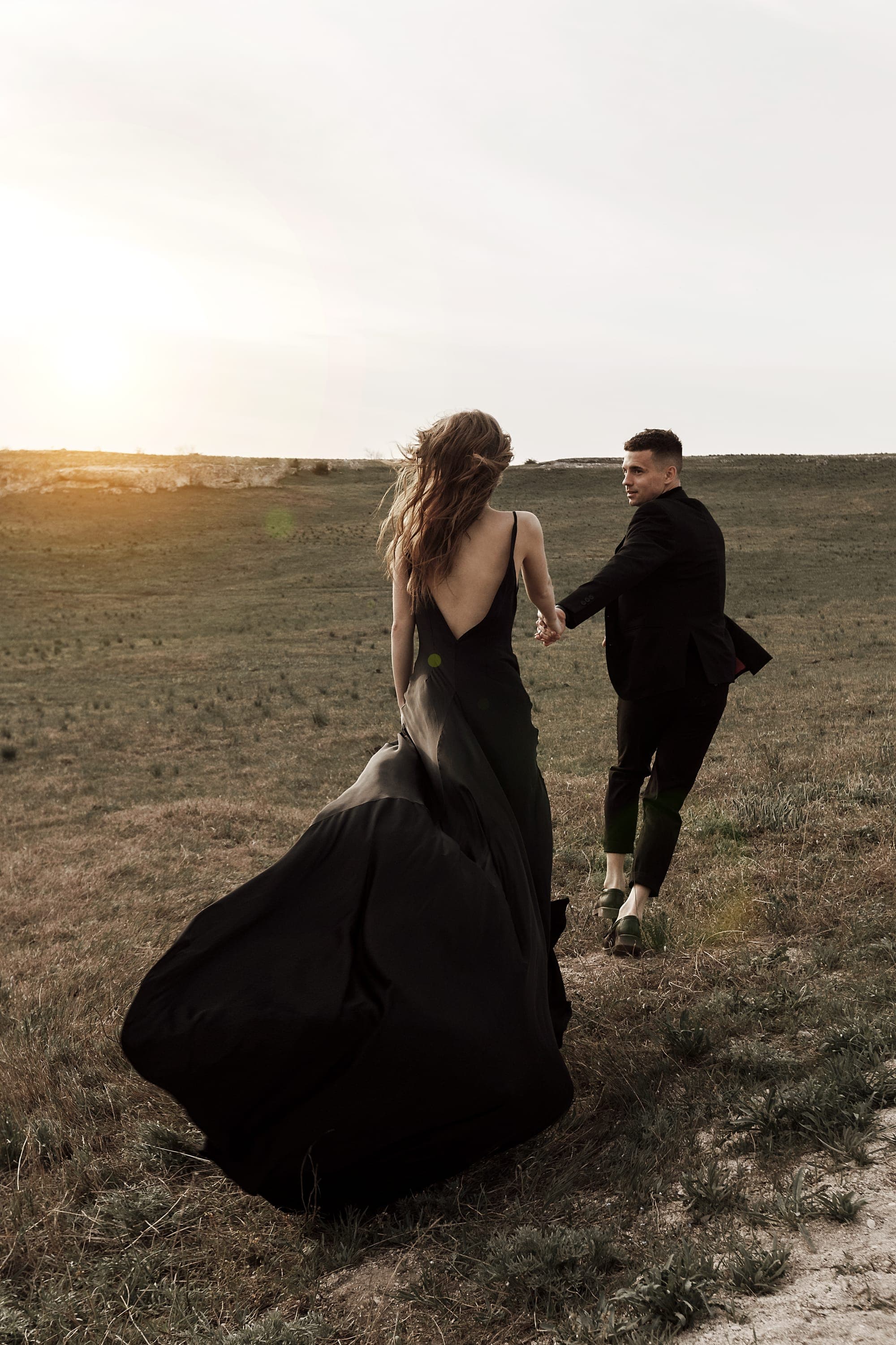 Les mariés en tenue de soirée
