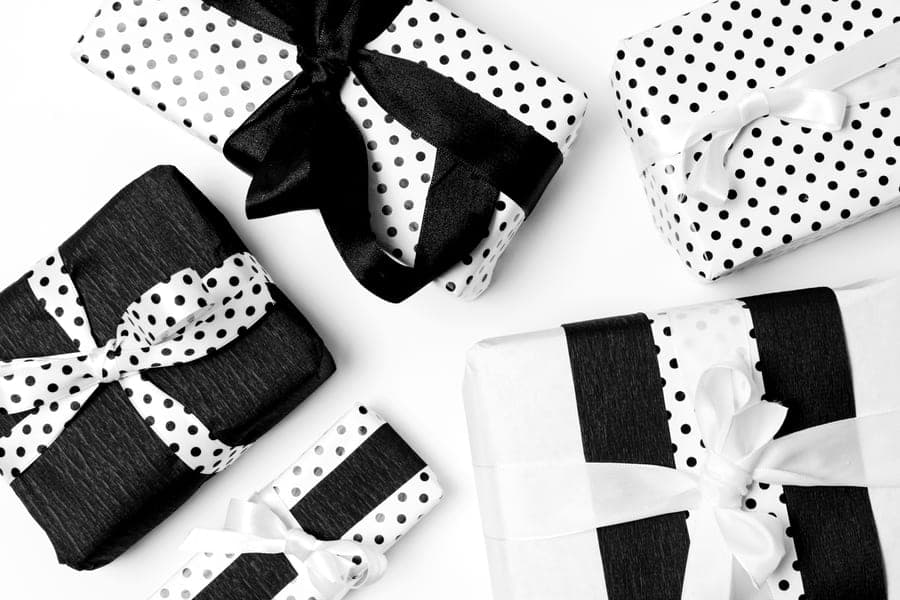 Cadeau emballé en motif pois noir et blanc