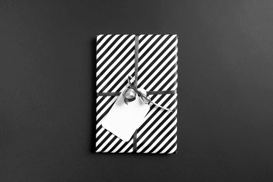 Cadeau emballé à rayures graphiques