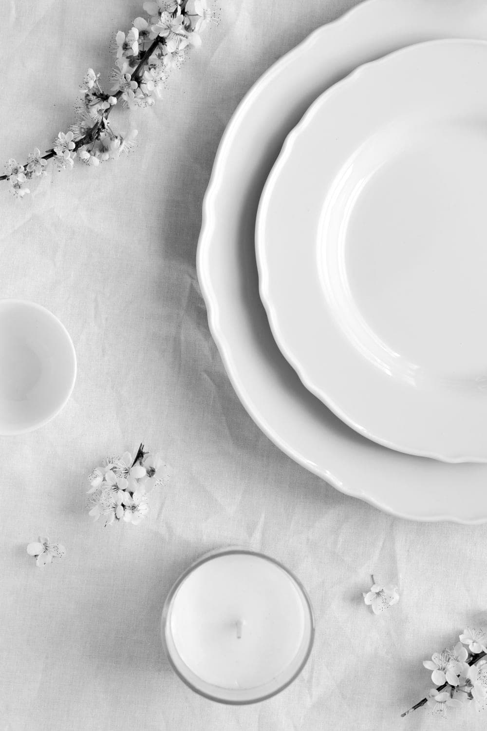 Table dressée épurée en noir et blanc