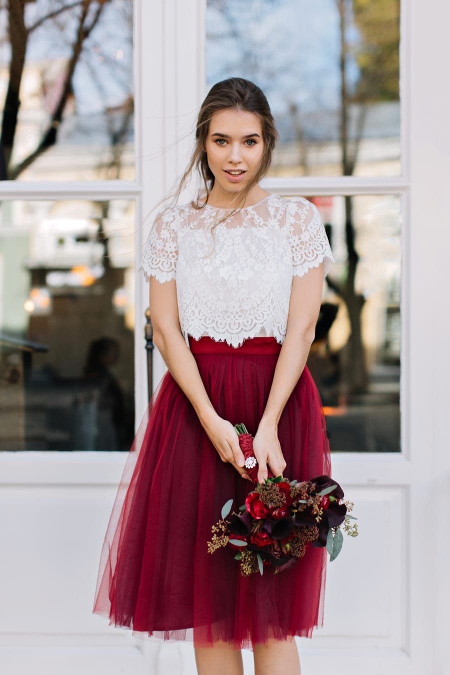 Inspiration tenue — jupe bordeaux et bouquet