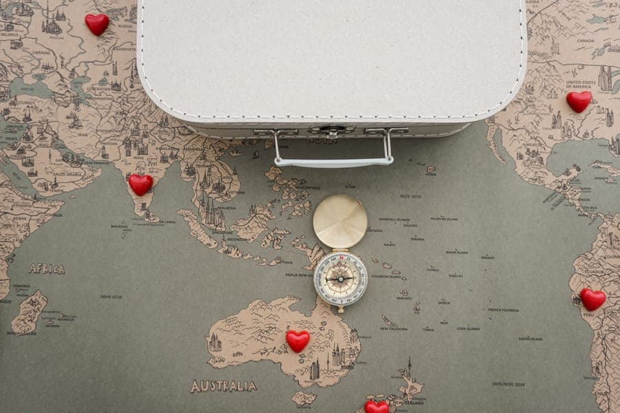 Valise et carte du monde pour la lune de miel