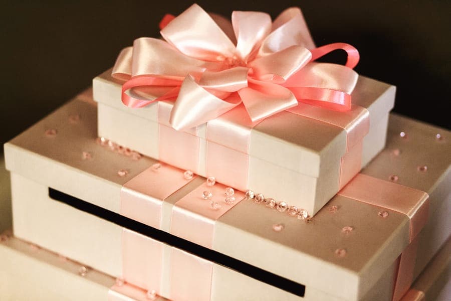 Cadeaux de mariage élégamment emballés