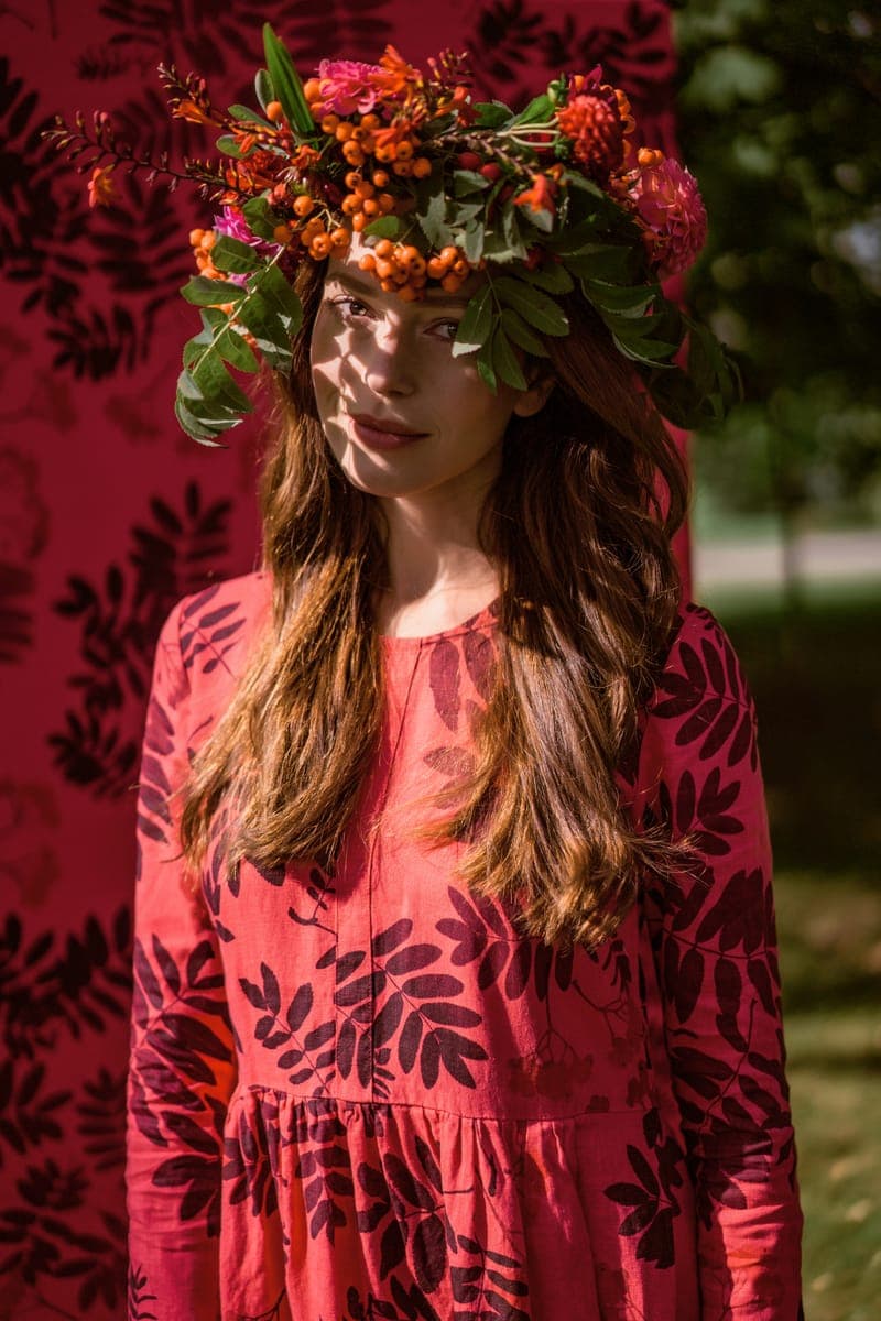 Inspiration tenue — robe sable et couronne de fleurs