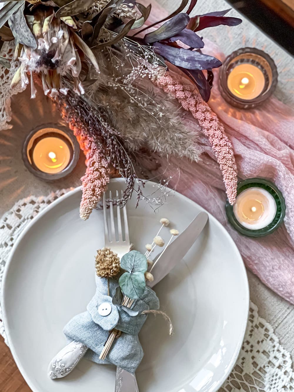 Table dressée avec fleurs séchées et bougies