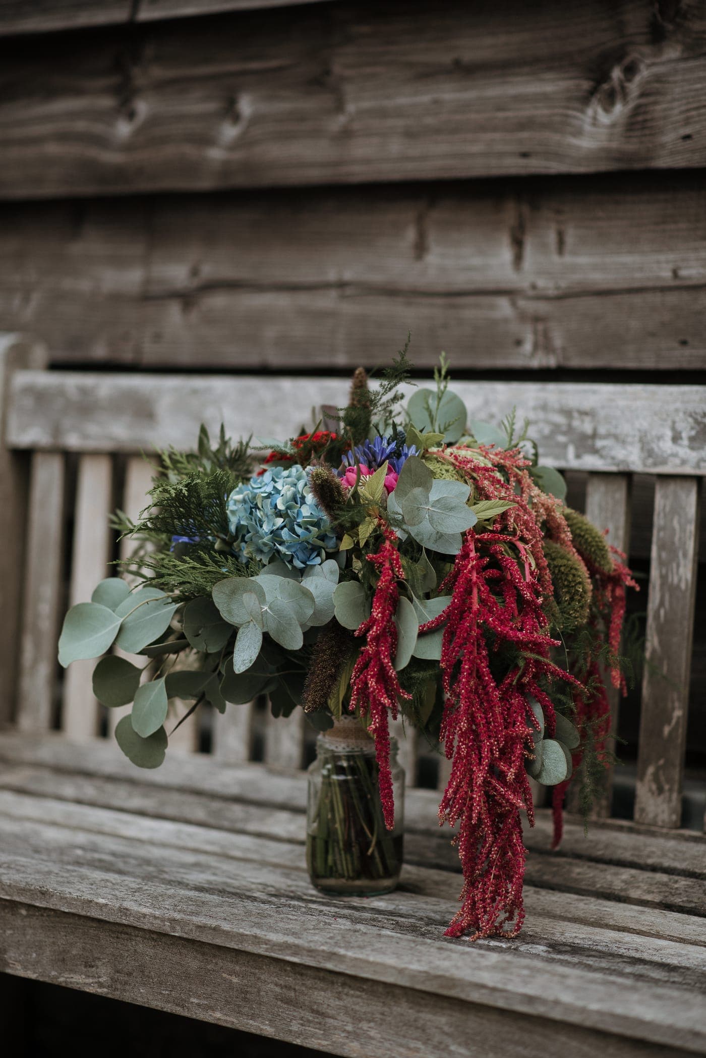 Bouquet champêtre sur banc en bois