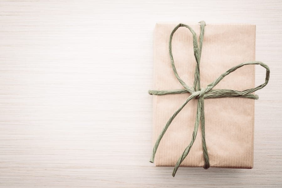 Cadeau de mariage emballé sobrement