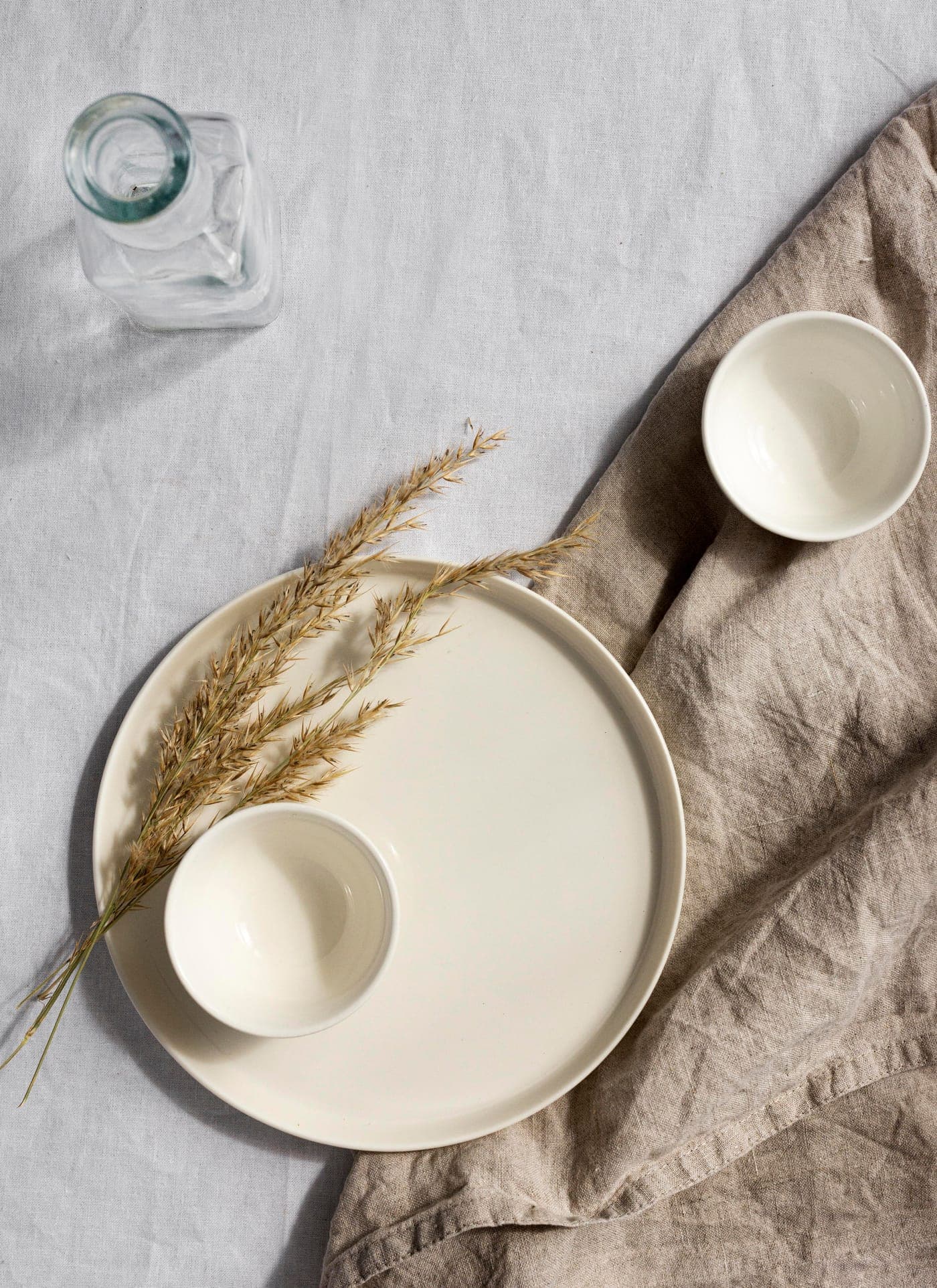 Table dressée dans un esprit épuré